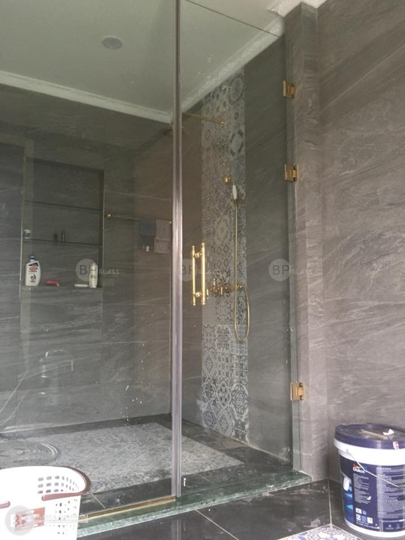 Lắp vách kính nhà tắm phụ kiện vàng tại Vinhome Riverside 